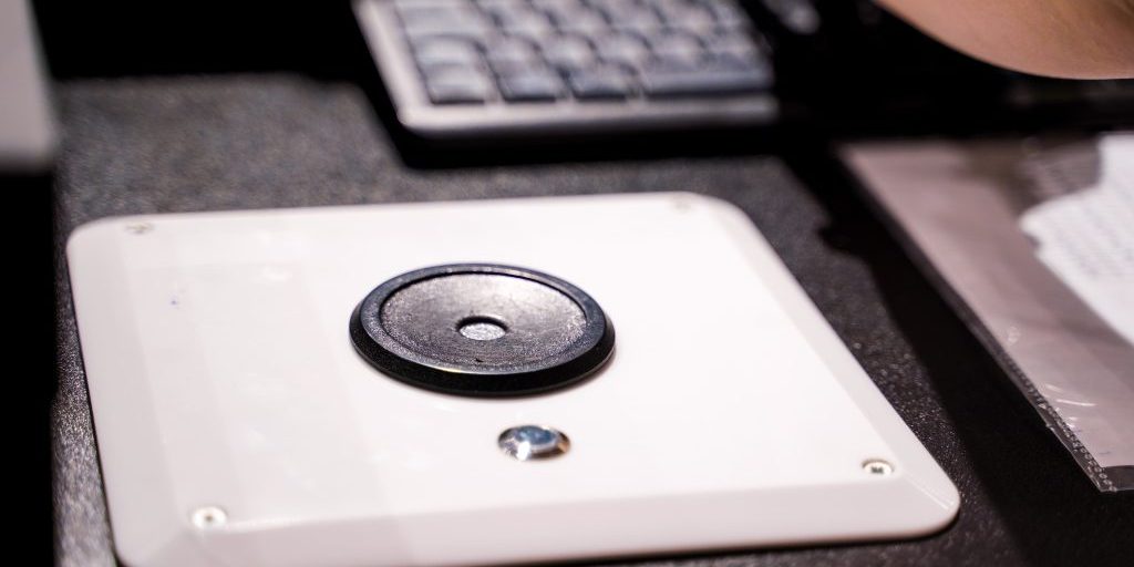 RFID oznaka na bijelom čitaču na prodajnom pultu RFID oprema i pisač naljepnica na blagajni